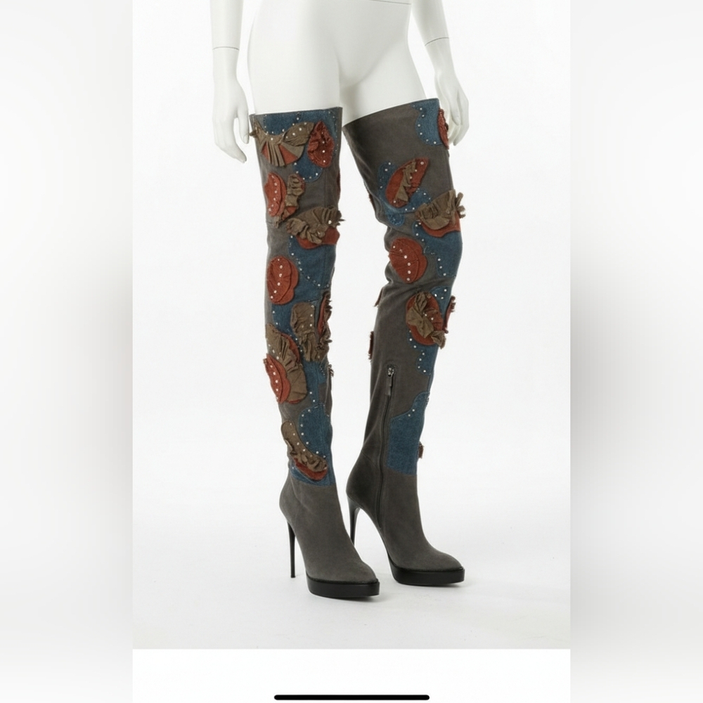 Burberry suede pull on knee boots size 36 *Heel tips need to be replaced.